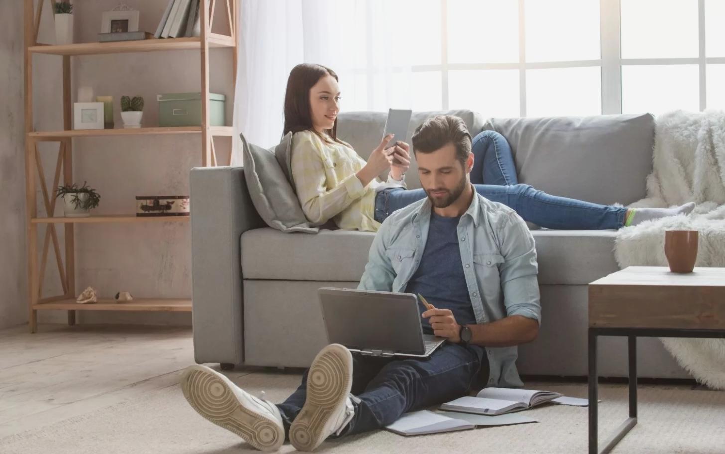 Estudiante internacional participando en seminario web interactivo