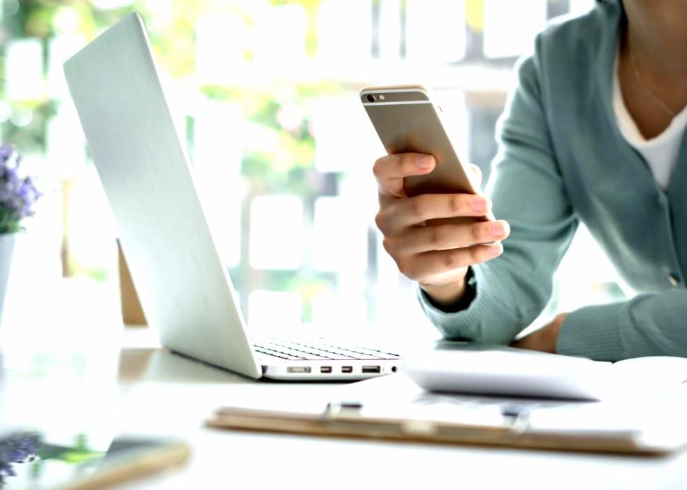 Estudiante participando en sesión de webinar con herramientas digitales